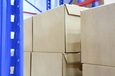 Pamuk satır depo raflar içinde tutulur; Lojistik