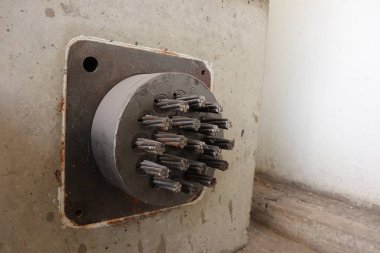 Gerilim syetem sonrası; Beton ayarladıktan sonra takviye çubukları gerilim uygulayarak (Betonarme) güçlendirmek.