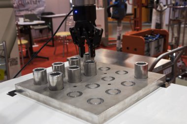 Robotik kol kelepçe örnek ve metal plaka aktarımda. Seçici odak