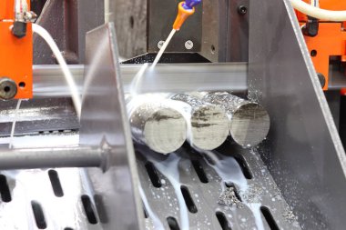 Şerit testere makinesi ile soğutucu tarafından kesme bar çelik