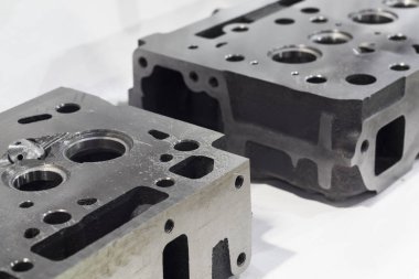 Demir dökme makineli baş silindir olarak; yakın yakın