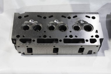 Demir dökme makineli baş silindir olarak; yakın yakın