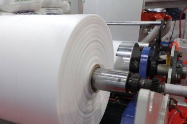 Ekstrüzyon Şişirme Makinası plastik film sarma birimidir; yakın çekim
