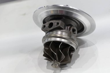 Turbo dizel motoru için şarj cihazı takımlar; demir, alüminyum, çelik döküm ve işleme işlemi üzerinden yapılan.