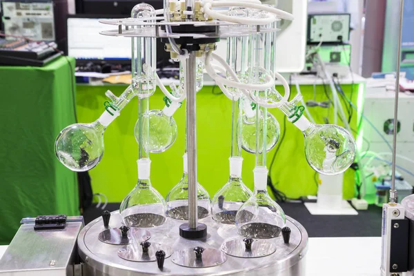 Rotációs Bepárlóban Kémiai Laboratóriumban Mintából Oldószerek Eltávolítására — Stock Fotó