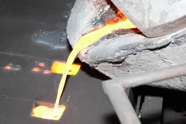 Iron molten metal pouring in sand mold — Stock Photo, Image