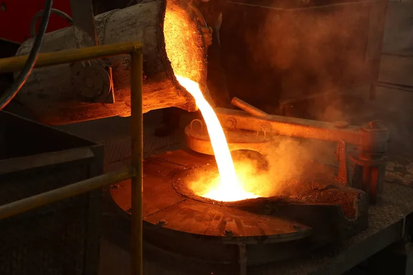 Vazamento de ferro fundido da concha para o forno de fusão — Fotografia de Stock