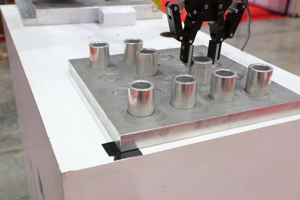 Roboterarmklemme Probe und Transfer in Metallplatte — Stockfoto