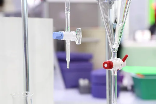 A Pipeta com botão vermelho em laboratório — Fotografia de Stock