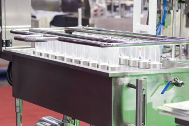 Yüksek basınç ile püskürtme Temizleme sürecinde cam şişeler