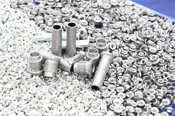 небольшие болты и гайки в процессе производства
 