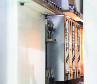 Plastik şişe enjeksiyon kalıp makine seti ;