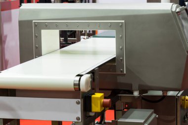 Gıda endüstrisi için metal dedektörü; beyaz taşıyıcı bandı; ekipman arkaplanı