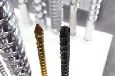 Plastik enjeksiyon işlemi için yedek parçayı endüstriyel arkaplan olarak vidalayın