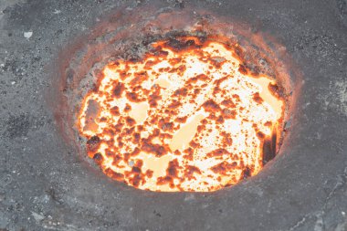 Demir üretimi için Endüksiyon Fırını 'nda erimiş metal