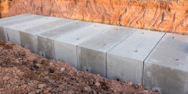 İnşaat sahasına büyük ölçekli beton rögar delikleri kurulur; fırtına suyunun ana yoldan boşaltılması için; sivil yorum arka planı