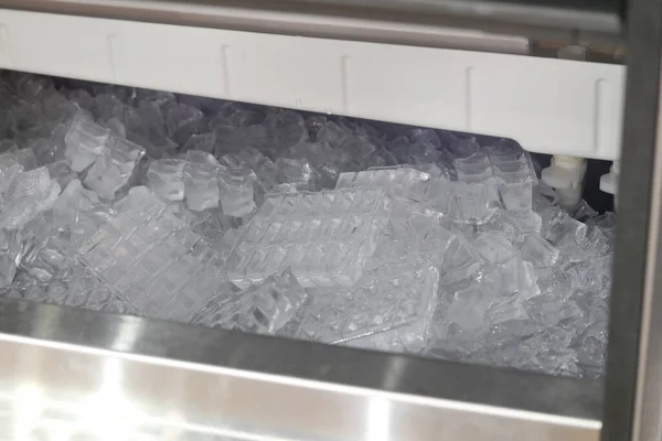 制冰机中的立方体冰块 图库图片