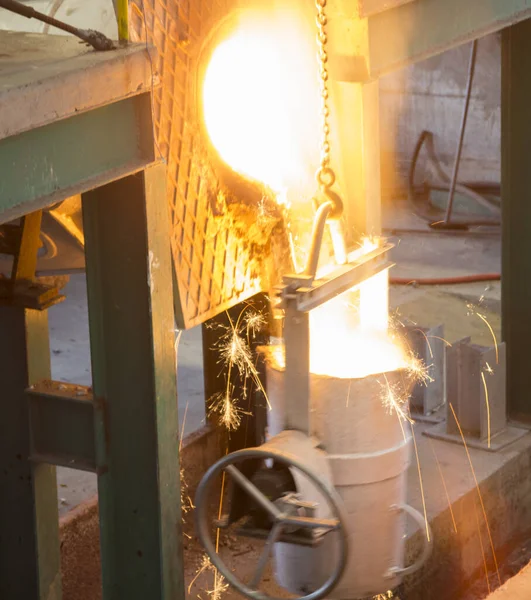 Unscharfes Bild Von Schmelzenden Ofenhähnen Geschmolzenes Metall Schöpfkelle Industrieller Hintergrund — Stockfoto