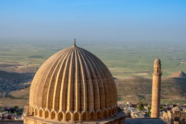Harika da Mezopotamya arka planda, Mardin, Türkiye düz ile Ulu Cami bilinen caminin minaresi.
