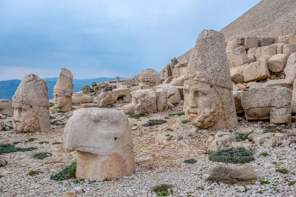 Nemrut Dagi, Anadolu, Türkiye'nin en büyük Tanrı Apollon ve Kommagene tanrıçası tike kalıntıları Antik Taş heykellerin