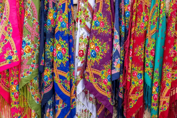 Türkiye'de Anadolu şehirler etrafında sokak çarşılar renkli eşarplar.