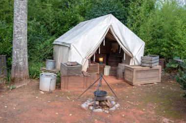 Ormandaki yaşlı çadır