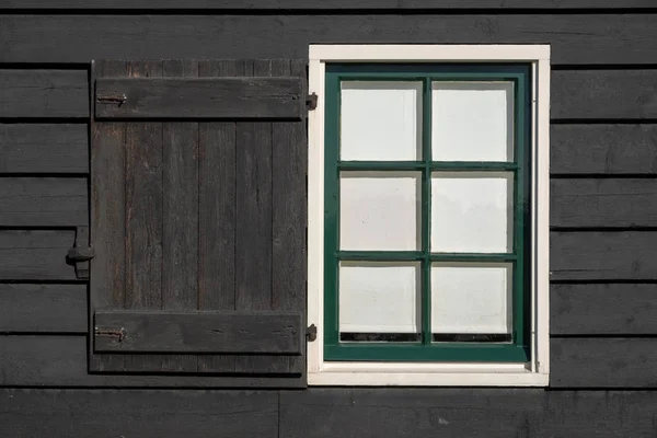 Чорна стіна з білою віконною рамою Ліцензійні Стокові Фото