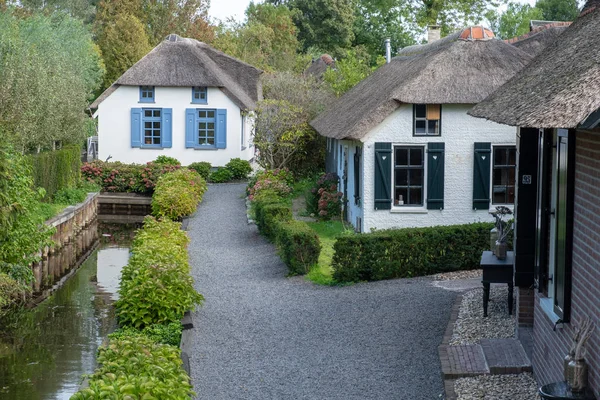 Kanallar ve rustik sazdan çatı evler ile Giethoorn köy