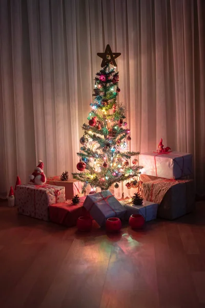 Árvore de Natal com Presentes, conceito de Natal — Fotografia de Stock