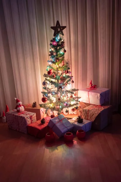 Χριστουγεννιάτικο δέντρο με τα δώρα, Χριστούγεννα έννοια — Φωτογραφία Αρχείου