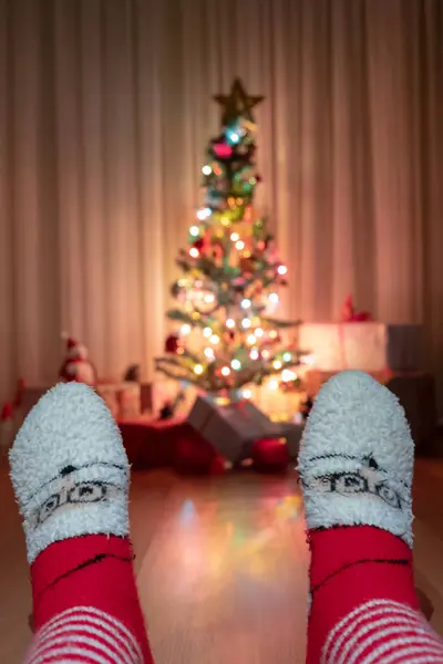 Meias noel e árvore de Natal com presentes — Fotografia de Stock