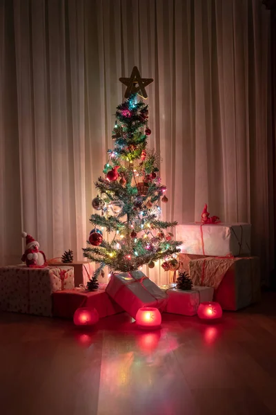 Árvore de Natal com Presentes, conceito de Natal — Fotografia de Stock