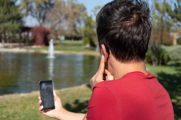 Jovem se comunicando com a língua de sinais no telefone inteligente Imagens De Bancos De Imagens