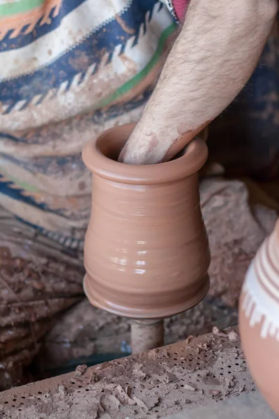 Atelier de céramique - l'homme fait un pot d'argile sur un potier wh — Photo