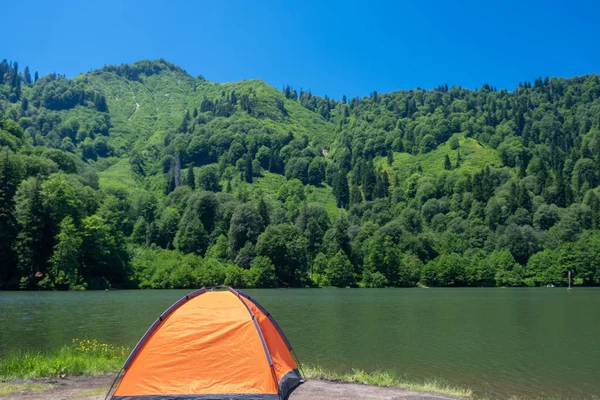 Zeltlager auf einem landschaftlich reizvollen Campingplatz an einem See — Stockfoto