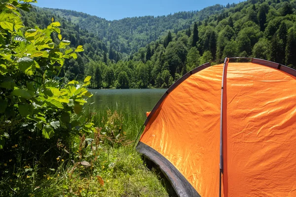 Zeltlager auf einem landschaftlich reizvollen Campingplatz an einem See — Stockfoto