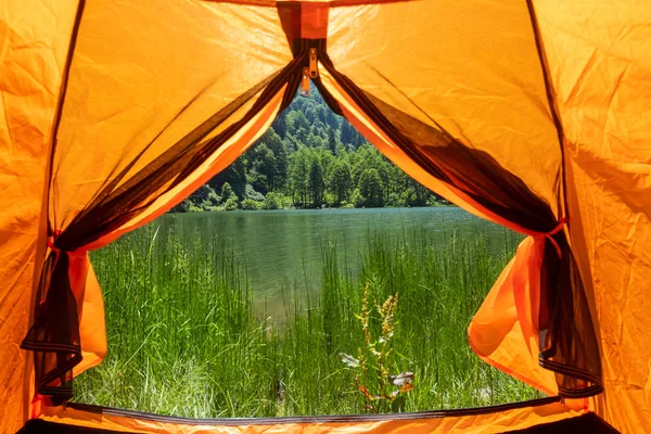 Bir göl üzerinde doğal kamp çadırı