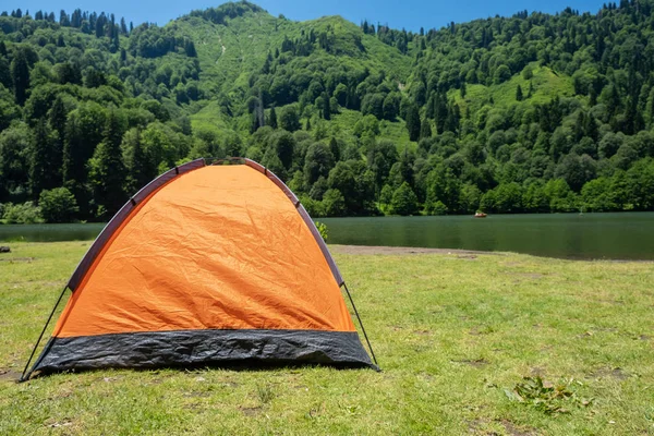 Zeltlager auf einem landschaftlich reizvollen Campingplatz an einem See — Stockfoto