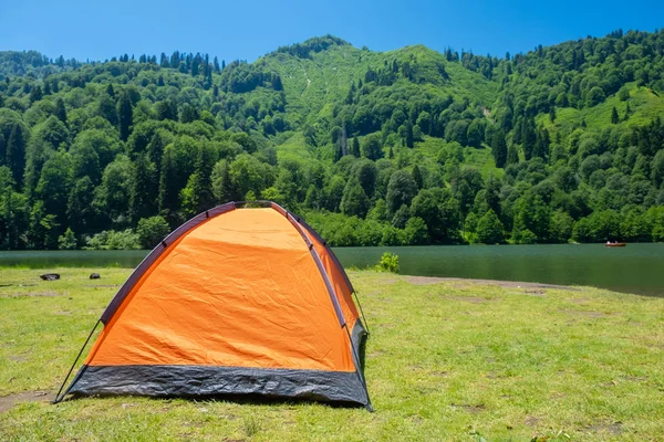 Zeltlager auf einem landschaftlich reizvollen Campingplatz an einem See — Stockfoto