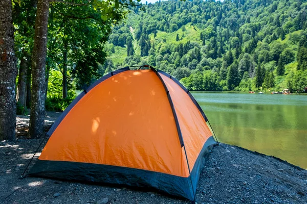 Zeltlager auf einem landschaftlich reizvollen Campingplatz an einem See — Stockfoto