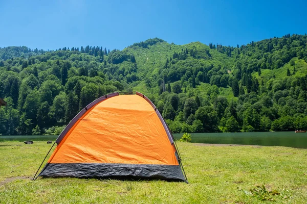 Zeltlager auf einem landschaftlich reizvollen Campingplatz an einem See — Stockfoto