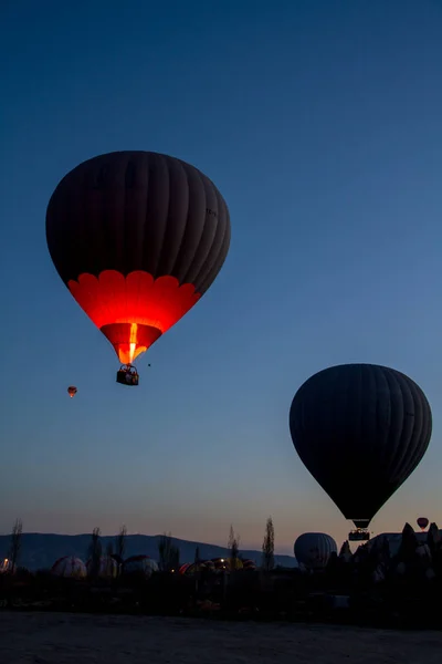 Hete luchtballon vliegen over spectaculaire Cappadocië — Stockfoto