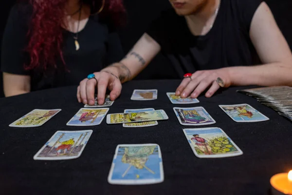 Fortune Caissier Utilisant Des Cartes Tarot Sur Fond Noir Images De Stock Libres De Droits