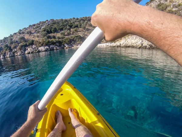 Kayak Jaune Coloré Eau Mer Bleue Pendant Les Vacances Été — Photo