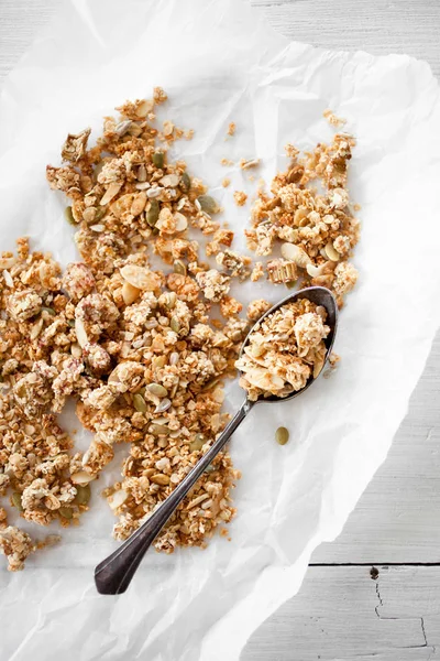 Granola Casera Con Avena Sobre Papel Con Cuchara —  Fotos de Stock