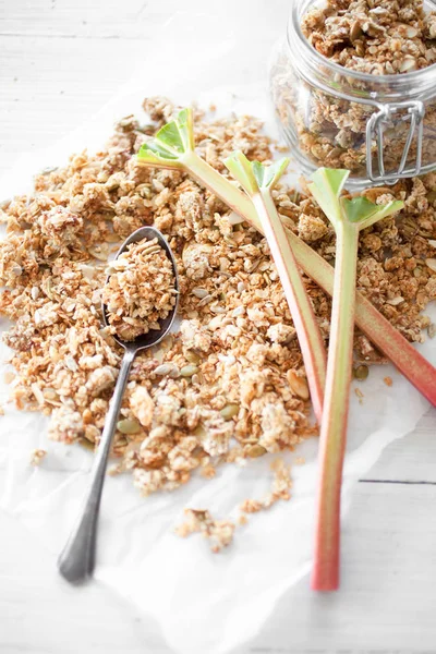 Domowe Muesli Owsa Rabarbar Biały Stół — Zdjęcie stockowe