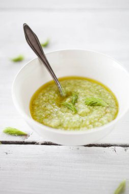 Ladin ile ev yapımı pesto filizlenir, parmesan, çam fıstığı ve limon
