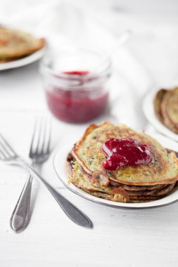 Ev yapımı ıspanaklı krep İsveç kirazı reçel ile