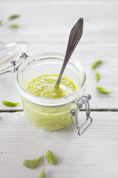 Pesto Caseiro Com Brotos Abeto Parmesão Pinhões Limão — Fotografia de Stock