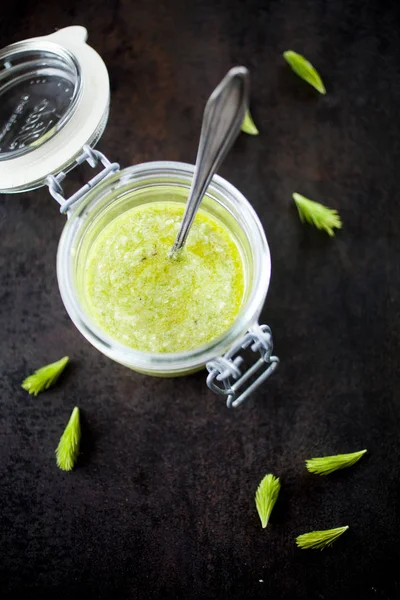 Ladin Ile Yapımı Pesto Filizlenir Parmesan Çam Fıstığı Limon — Stok fotoğraf